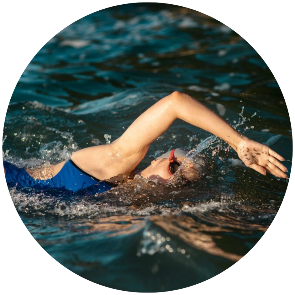 Il y a quelqu'un qui nage car la natation est représenté dans le pavillon des J.O