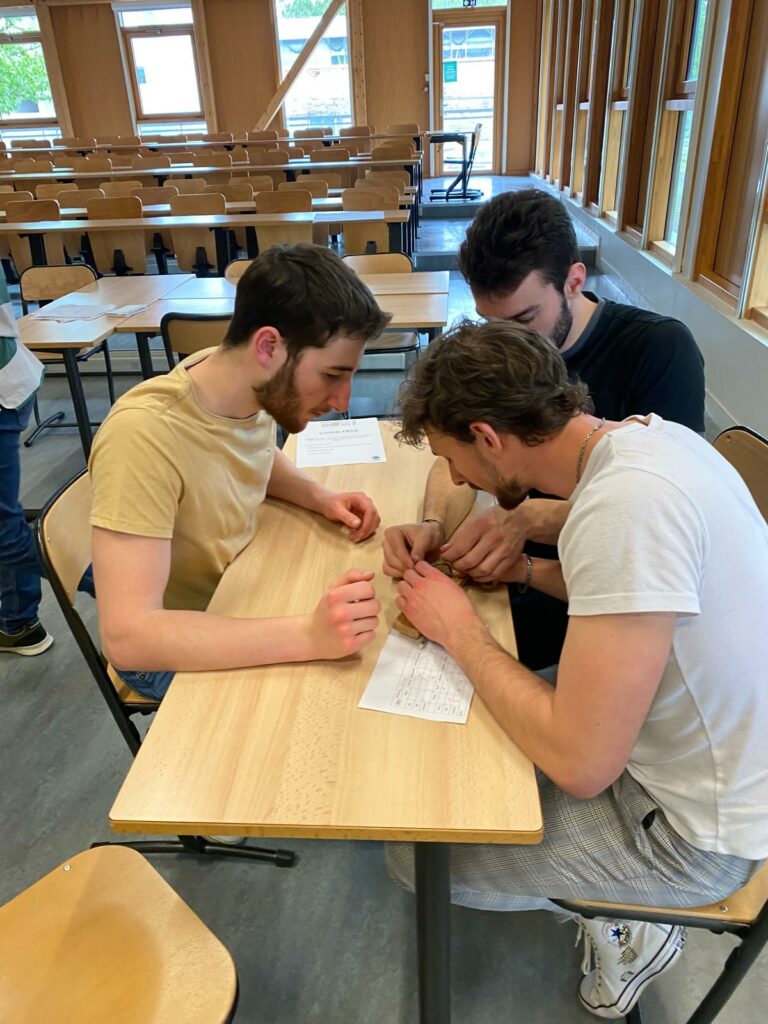 les élèves sont en train de jouer autour d'une table 