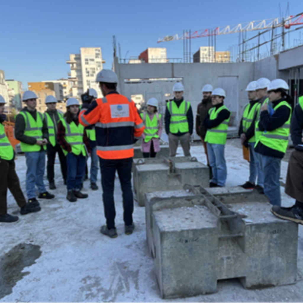 Des élèves sur un chantier pour la découverte des métiers en Bachelor